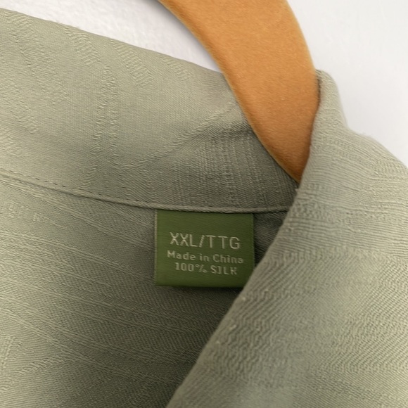 Tommy Bahama Short Sleeve button down Silk - Picture 7 of 8